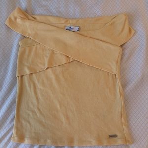 Hollister rubbed off the shoulder tank top size medium yellow